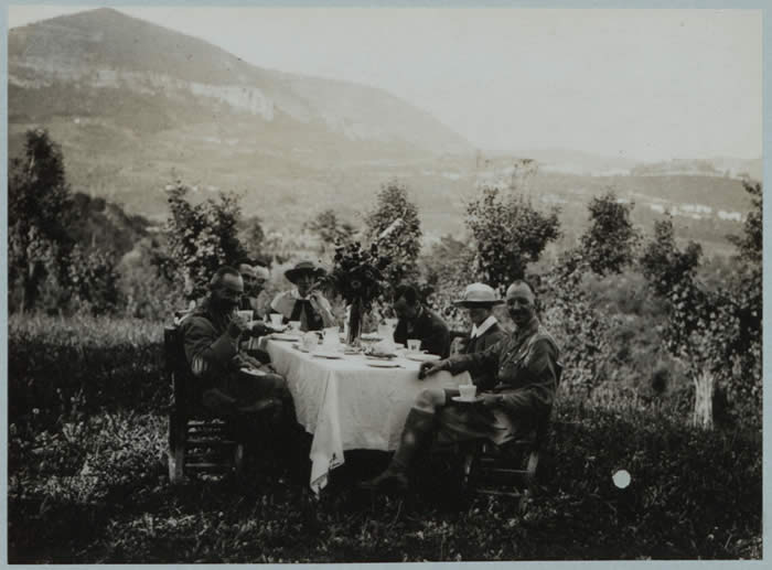 Medical Staff Taking Tea in the Mountains. Courtesy of Imperial War Museums.